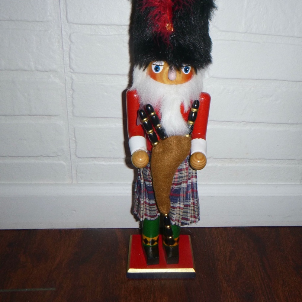 BAGPIPES NUTCRACKER BIG FLUFFY HAT
